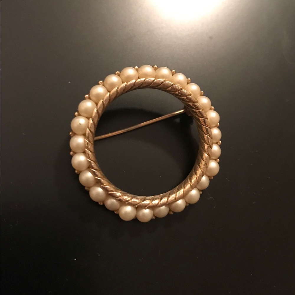⭐️ VINTAGE Trifari Brooch, Golden, Pearls